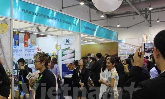 Vietnamese companies promote products at Singapore exhibition