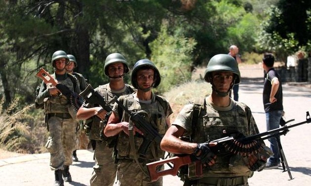 Turkish troops hunt remaining coup plotters 