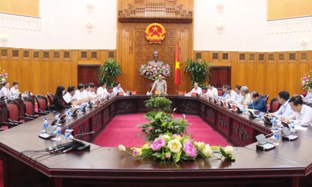 Prime Minister Nguyen Xuan Phuc urges a shrimp production center  in Bac Lieu