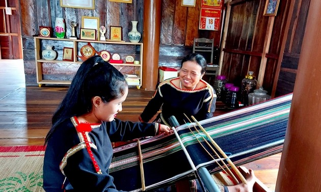 Brocade weaving showcases Ede women’s ingenuity