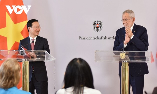 Vietnamese, Austrian Presidents inform the press of successful talks