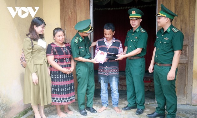 Border guards lend helping hand to ethnic children