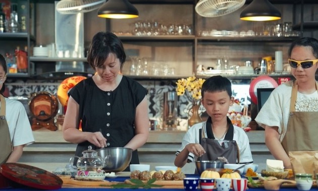 Christine Ha, a Vietnamese-American master chef,  tells an inspirational story for young people