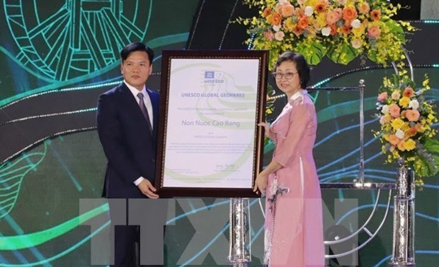 Non Nuoc Cao Bang receives certificate reverifying Global Geopark 