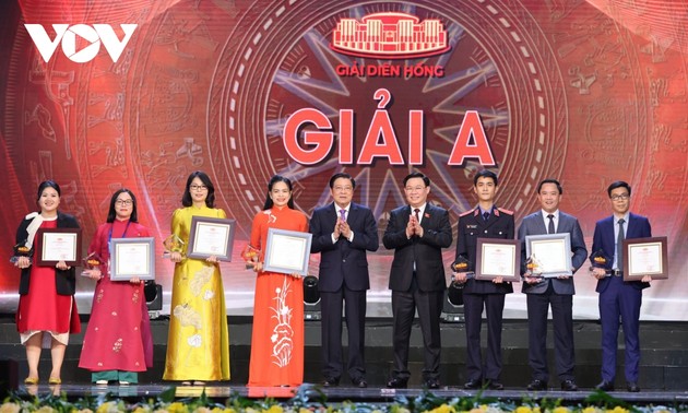 VOV wins A Prize at Dien Hong Award 