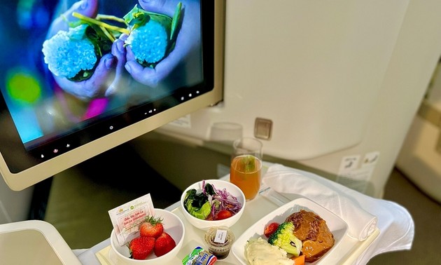 Moc Chau strawberries “fly” with Vietnam Airlines