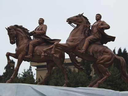 DPRK unveils bronze statues of Kim Il Sung and Kim Jong Il 