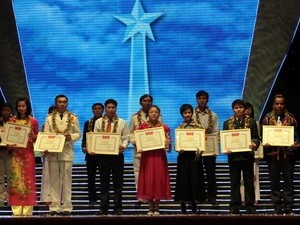 Hanoi praises 10 outstanding youths 
