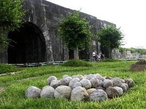 Ho Dynasty Citadel draws tourist crowds