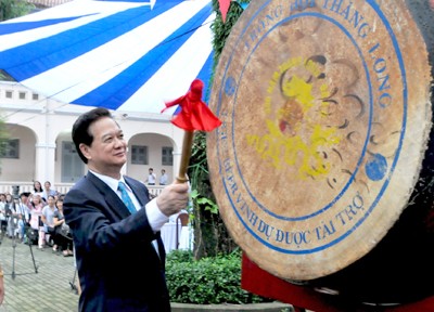 PM attends beginning of new academic year at Le Hong Phong School 