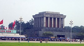 Tourists visit Uncle Ho’s Mausoleum 