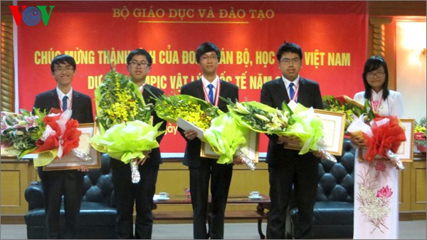 Vietnamese students at Int’l Physics Olympiad honored