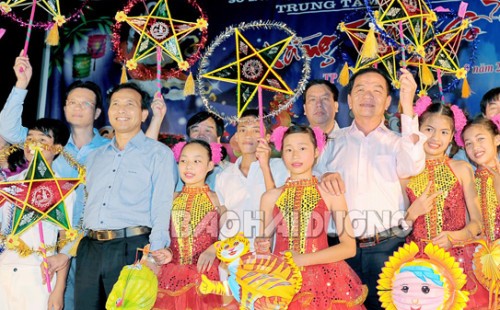 Children across Vietnam jubilantly welcome full-moon festival