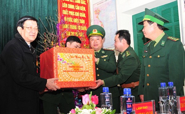 President Sang congratulates border soldiers, civilians in Lao Cai happy Tet