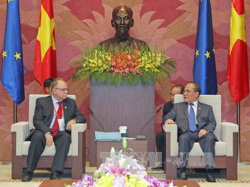 NA Chairman Nguyen Sinh Hung receives deputy President the European Parliament