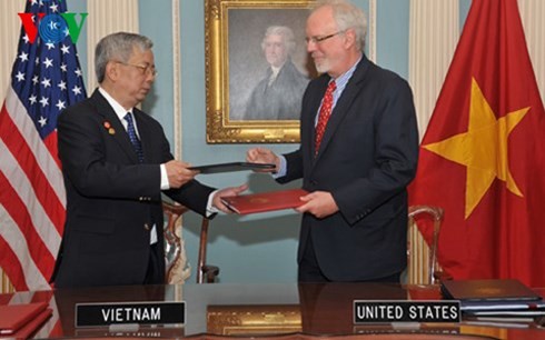Vietnam, US sign MoU to boost defence ties