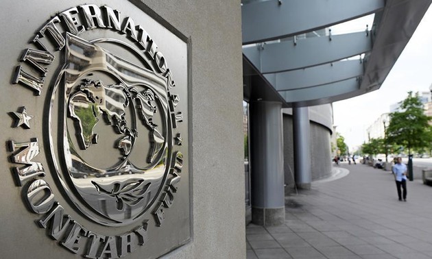 IMF says Greece made overdue payments is no longer in default