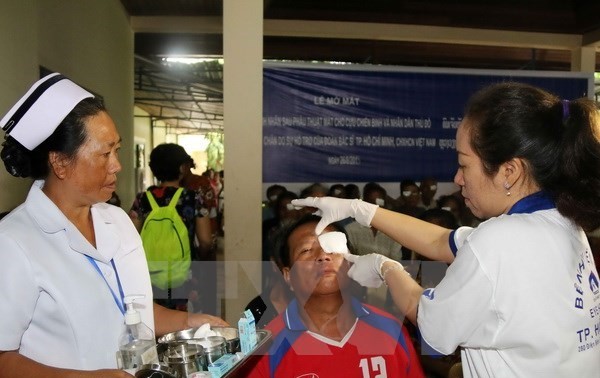 Vietnam supports poor patients  in Laos