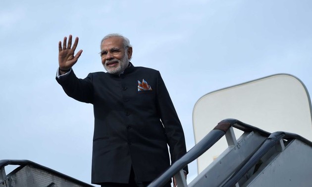 India PM Narendra Modi makes surprise Pakistan visit