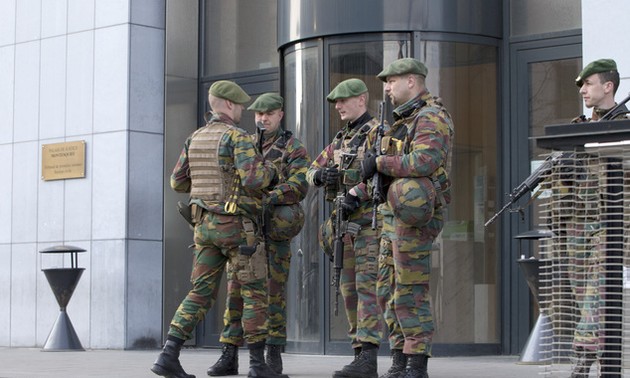 Belgian judge orders 6 terrorist suspects held for another month
