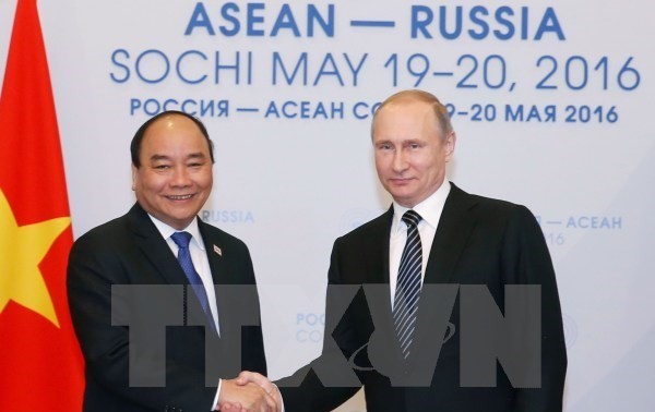PM Nguyen Xuan Phuc holds talks with Russian President Putin