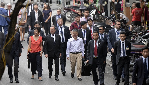 Vietnamese French people accompany President Hollande to visit Vietnam