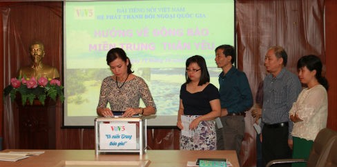VOV5 gives a helping hand to flood-hit central region