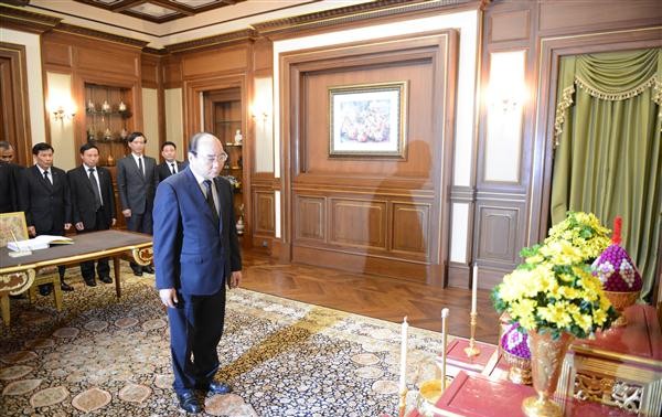 Vietnamese government leader pays tribute to the Thai King