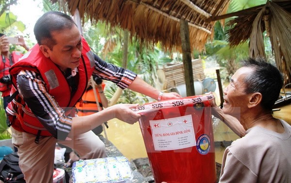 OVs make donations to help flood victims in central region