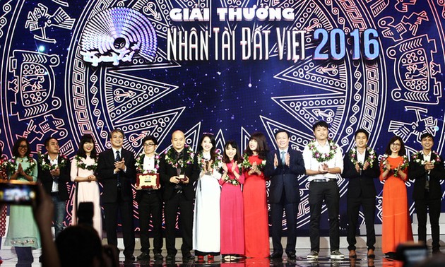 Vietnamese talents honoured at awards 