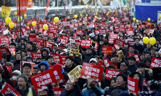 Hundreds of thousands South Koreans demand President Park Geun-hye to resign
