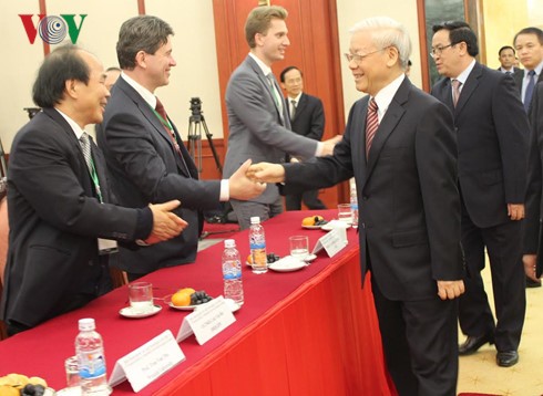 Party leader receives Vietnam studies experts