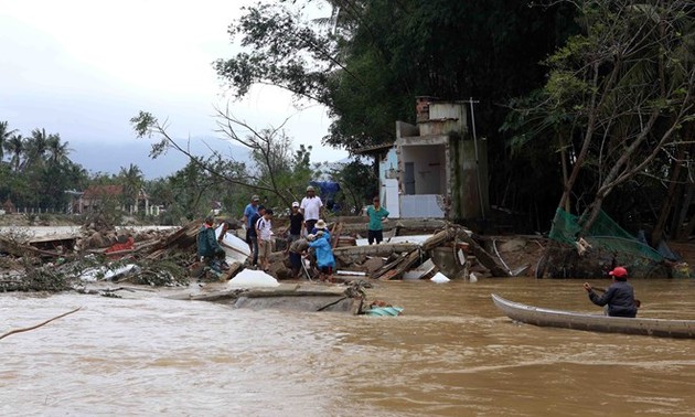 向平定省洪灾灾民提供两千吨大米紧急援助
