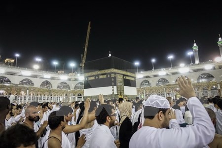 Two million Muslim pilgrims head to Mecca