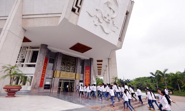 Deputy PM works with Ho Chi Minh Museum