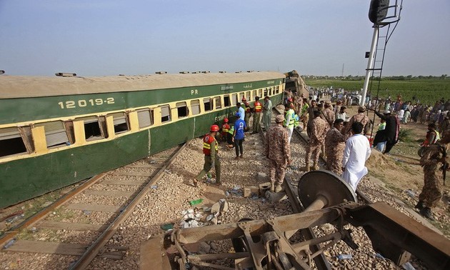 Hundreds of people killed or injured in train derailment in southern Pakistan  