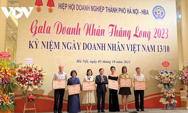 Hanoi honors outstanding enterprises and entrepreneurs