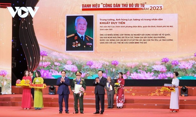 Individuals with extraordinary contributions to Hanoi’s development honored 
