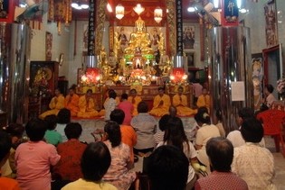 泰国越侨到当地越南寺庙拜佛祈福求安