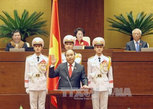 中国和老挝政府首脑电贺阮春福总理