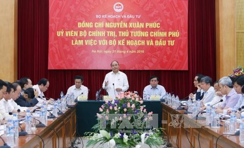 越南政府总理阮春福与计划投资部举行工作座谈会