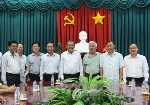 越南政府副总理张和平向隆安省贫困县劝学基金转交捐款