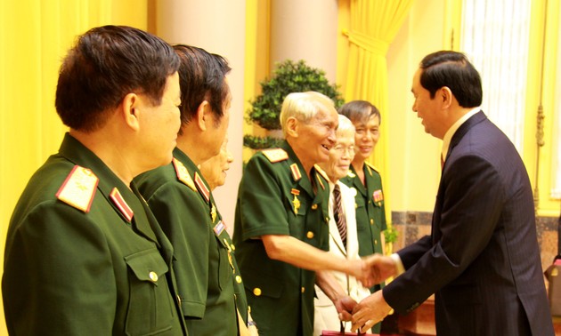 陈大光会见援助老挝越南志愿军和军事专家联谊会