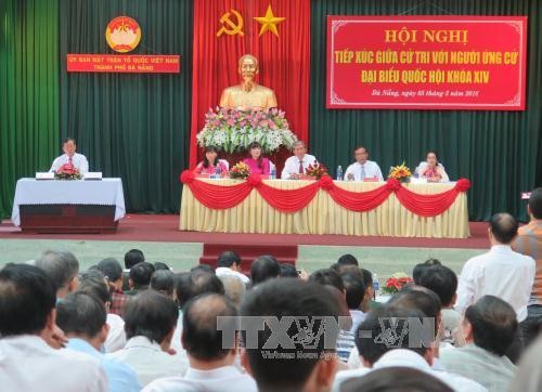 越南第14届国会代表候选人与选民接触展开竞选