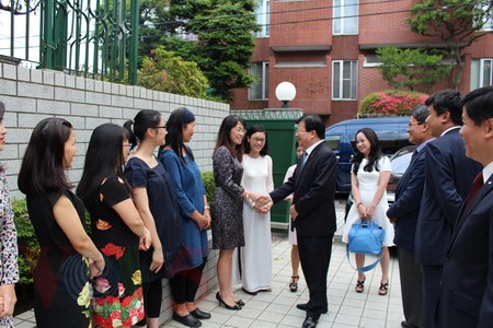 越南政府副总理郑庭勇看望越南驻日本大使馆工作人员