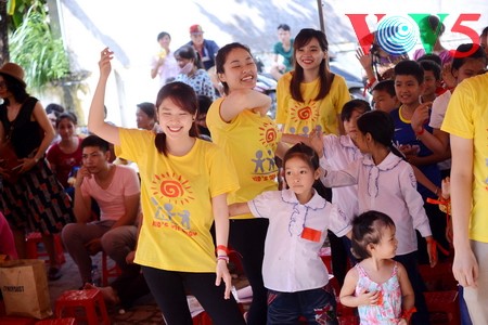 “孩子的太阳”志愿者组织为艾滋病儿童举行慈善活动