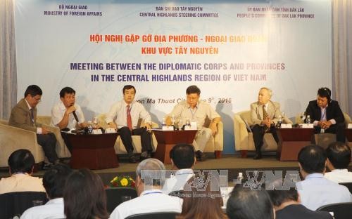 2016年西原地区各省市与各国驻越代表机构代表见面会在邦美蜀市举行