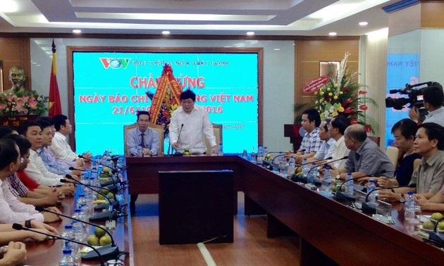 越共中央宣教部部长武文赏向各家新闻媒体致以新闻节祝贺
