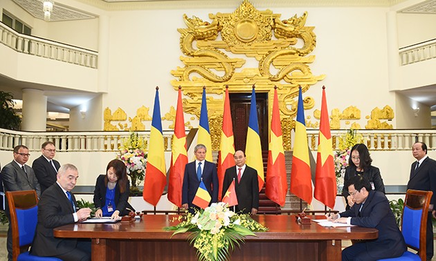 罗马尼亚总理乔洛什圆满结束对越南的正式访问