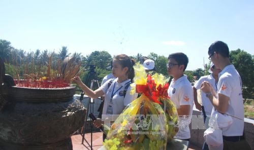 2016年越南夏令营：海外越南青少年在广治古城上香